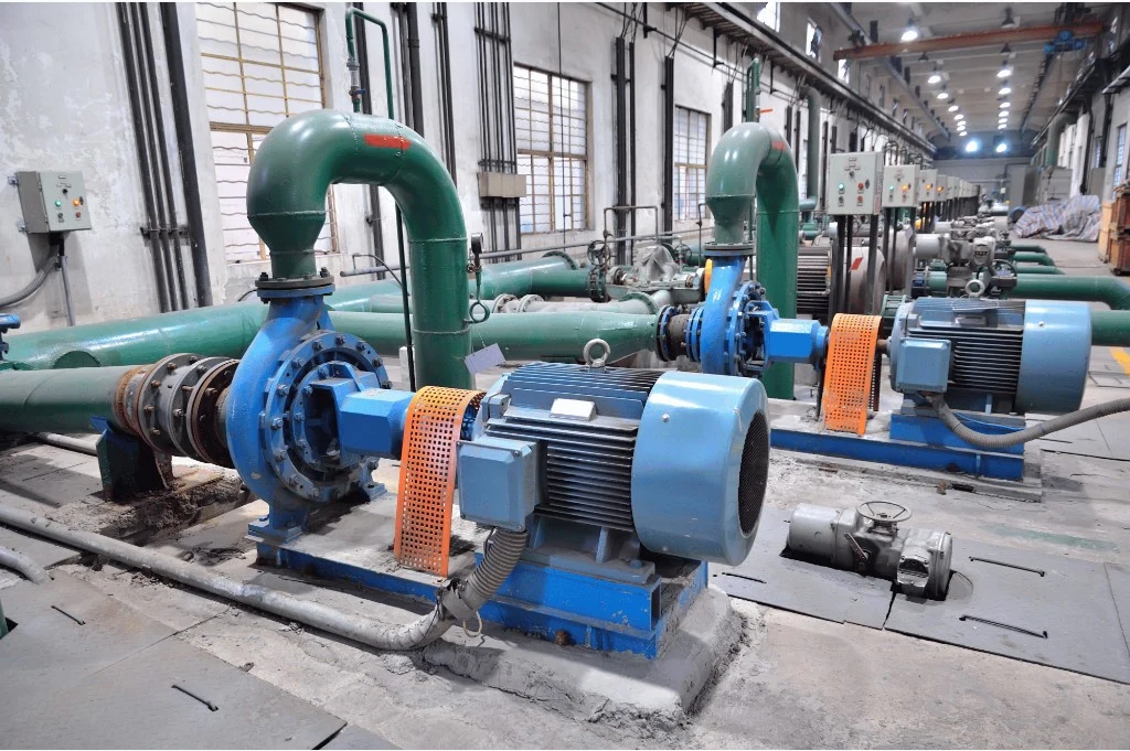 Sistema industrial de bombeo en una instalación técnica