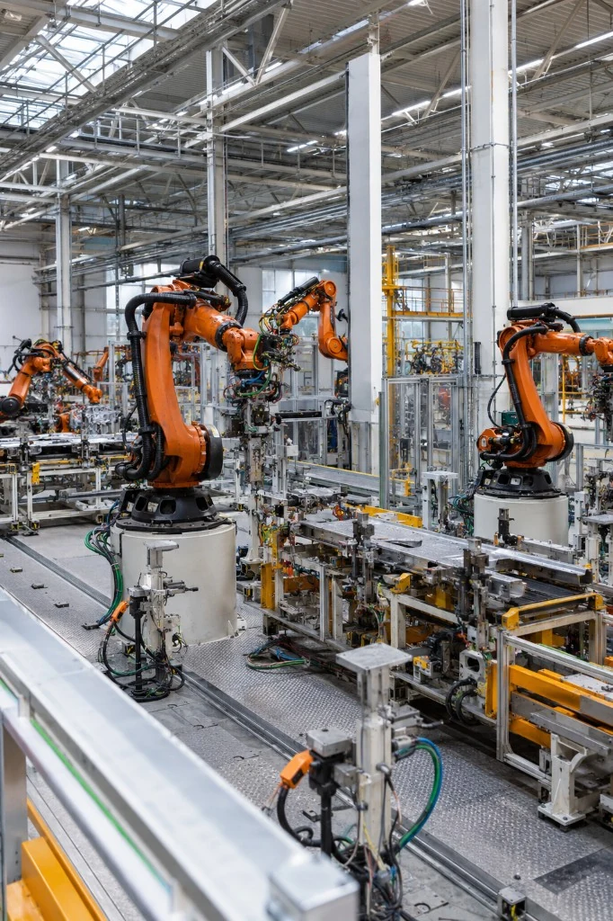Planta industrial automatizada con maquinaria y robots de producción