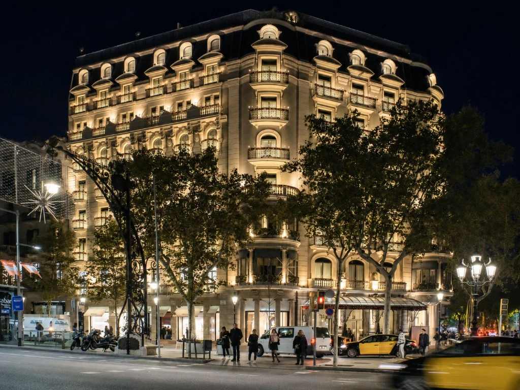 Edificio hotelero urbano iluminado por la noche
